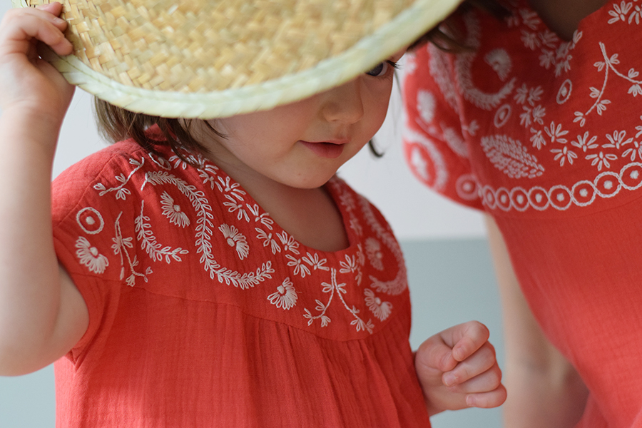 Broderie en tandem : mère et fille, un cours de broderie pour la fête des mères